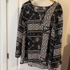 400. Notations Clothing Co. - Woman. Black and White Floral Blouse size 2X